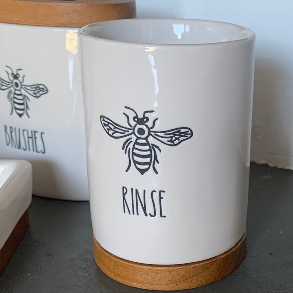 Rae Dunn Bumble Bee 5-Piece Bathroom Set - Picture 2 of 9